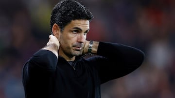 Mikel Arteta, técnico del Arsenal, se lamenta durante el partido ante el Bournemouth.