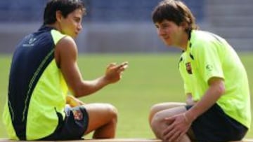 Javier Saviola y Leo Messi, en una imagen de archivo, cuando ambos jugaban en el Bar&ccedil;a.