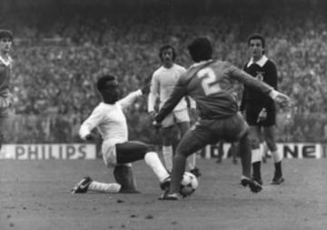 1956-1989 Laurie Cunningham, fue un futbolista inglés que jugaba como delantero. El jugador falleció trágicamente a los treinta y tres años en un accidente mientras conducía su vehículo a toda velocidad y sin cinturón. El percance ocurrió en Madrid la mañana del 15 de julio de 1989. Cunningham salió expulsado del coche al chocar contra un poste, quedando su cuerpo tendido sobre el asfalto. 