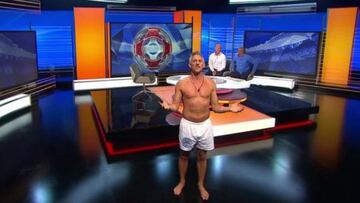 Gary Lineker cumple su promesa y, meses despu&eacute;s del t&iacute;tulo del Leicester en la Premier League, presenta su programa en la BBC &#039;Match of the Day&#039; en calzoncillos.