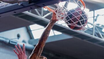 Devin Robinson entra a canasta ante Artem Pustovyi.