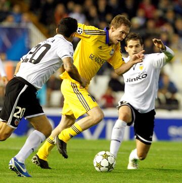 El bielorruso decidió colgar las botas tras más de 22 años de carrera. Jugó en el Stuttgart en el Arsenal..., pero no logró triunfar con el Barcelona de Pep Guardiola.