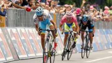 Fabio Aru precedi&oacute; a Alberto Contador y Richie Porte en la meta.