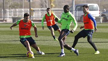 Raphael Dwamena es uno de los jugadores que podría abandonar Orriols este enero.