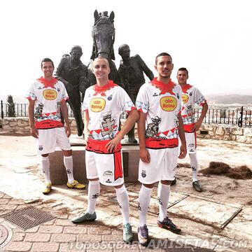 Este equipo murciano de tercera divisi車n hizo honor a la historia de su ciudad con su camiseta. En esta equipaci車n, lanzaron un gui?o a los Caballos del Vino, fiesta de Inter谷s Tur赤stico Internacional. En ella se incluy車 el pa?uelo, el caballo, la cruz de Caravaca y el faj赤n en el pantal車n. Rinde homenaje al tradicional festejo que se celebra en este municipio murciano el 2 de mayo, v赤spera de la Fiesta de la Cruz.