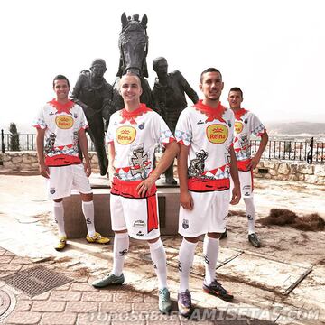 Este equipo murciano de tercera división hizo honor a la historia de su ciudad con su camiseta. En esta equipación, lanzaron un guiño a los Caballos del Vino, fiesta de Interés Turístico Internacional. En ella se incluyó el pañuelo, el caballo, la cruz de Caravaca y el fajín en el pantalón. Rinde homenaje al tradicional festejo que se celebra en este municipio murciano el 2 de mayo, víspera de la Fiesta de la Cruz.