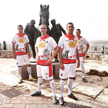 Este equipo murciano de tercera división hizo honor a la historia de su ciudad con su camiseta. En esta equipación, lanzaron un guiño a los Caballos del Vino, fiesta de Interés Turístico Internacional. En ella se incluyó el pañuelo, el caballo, la cruz de Caravaca y el fajín en el pantalón. Rinde homenaje al tradicional festejo que se celebra en este municipio murciano el 2 de mayo, víspera de la Fiesta de la Cruz.