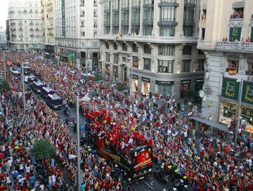 Tras las recepciones oficiales, los campeones se echaron a la calle. Les esperaba el fiel militarismo de una afición tan enloquecida como orgullosa que quería verlos y quererlos. Más de un millón de personas poblaron las calles de la capital y les acompañaron en su desfile victorioso.