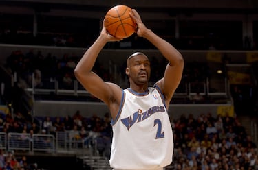 Exjugador de la NBA nacido el 31 de diciembre de 1970 en San Bernardino, California. Aunque tuvo una sólida carrera de 12 temporadas en la liga, es mundialmente recordado por ser el jugador que defendía a Michael Jordan en el histórico "The Last Shot" durante las finales de 1998.