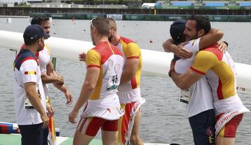 El equipo español celebra la medalla de plata. 