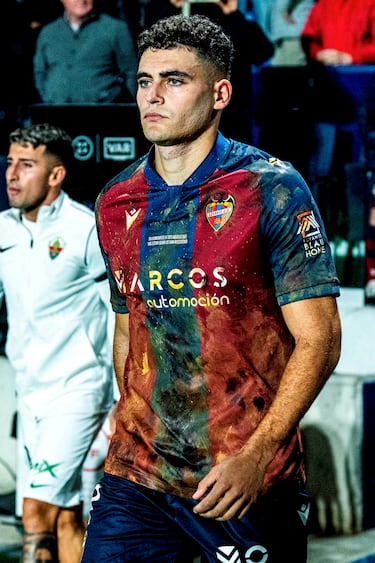 El futbolista Andrés García saliendo al campo con la camiseta solidaria el pasado partido de Liga ante el Elche. 