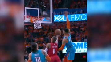 Duele con sólo mirarlo: el 'taponazo' de Westbrook que enloqueció al público