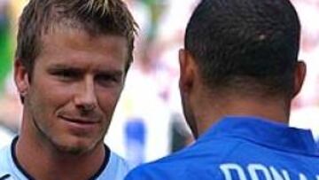 Ronaldo y Beckham se saludan en el Brasil-Inglaterra de cuartos de final.