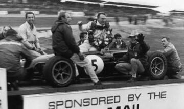 El piloto estadounidense, Dan Gurney, celebró su victoria en el Gran Premio de México un 25 de octubre de 1964. Manejaba un Brabham-Repco, motor Climax V8 de 1,494 cc