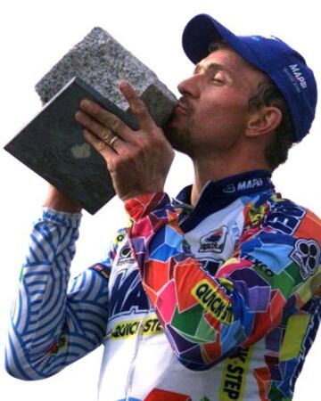 Johan Museeuw besa orgulloso el peculiar trofeo de la prueba en 2000. Es una r¨¦plica de los miles de adoquines por los que se pasa hasta llegar al vel¨®dromo de Roubaix. Adem¨¢s, el ganador recibe un premio en met¨¢lico de unos 30.000 €. En 1896, el primer ganador, el alem¨¢n Josef Fischer, recibi¨® 1.000 francos franceses.