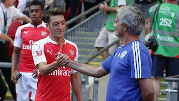 Özil rechaza al Arsenal por irse con Mourinho al United