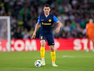Juanjo Nieto conduce un balón durante el partido Betis-Celje de Conference League.