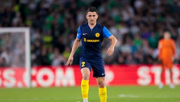 Juanjo Nieto conduce un balón durante el partido Betis-Celje de Conference League.