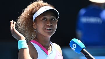 La tenista japonesa Naomi Osaka, en la entrevista a pie de pista tras ganar a Mar&iacute;a Camila Osorio en su partido de primera ronda del Open de Australia 2022.