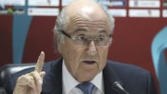 El presidente de la FIFA, Joseph Blatter, ofrece una rueda de prensa en Abu Dabi (Emiratos &Aacute;rabes Unidos). 