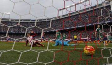 Fernando Torres marca el 3-1 para los rojiblancos y su gol 100.