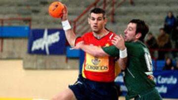 <b>ESLOVENIA CAMPEONA. </b>Enric Masip intentar tirar a portería junto al jugador de la selección de Eslovenia Zoram Lubej.