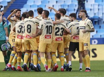 Los jugadores del Espanyol celebrando el ascenso matem¨¢tico a primera divisi¨®n