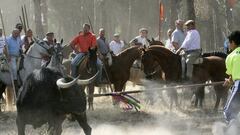 GRA130. VALLADOLID, 28/06/2016.- Fotograf&iacute;a de archivo (12/09/2006) durante la celebraci&oacute;n del torneo medieval del Toro de la Vega, en Tordesillas (Valladolid). La Delegaci&oacute;n Territorial de la Junta de Castilla y Le&oacute;n en Valladolid ha denegado al Ayuntamiento de Tordesillas la autorizaci&oacute;n para celebrar el pr&oacute;ximo 13 de septiembre el torno del Toro de la Vega cumpliendo as&iacute; el decreto ley que impide la muerte del astado. El pasado 20 de junio, el Ayuntamiento de Tordesillas, con la firma de su alcalde, Jos&eacute; Antonio Gonz&aacute;lez Poncela (PSOE), registr&oacute; ante la Junta de Castilla y Le&oacute;n la solicitud para celebrar, el pr&oacute;ximo mes de septiembre, una nueva edici&oacute;n del tradicional torneo del Toro de la Vega. EFE/Ricardo Su&aacute;rez