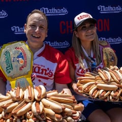 El concurso de comer hot dogs: Así nació la extraña tradición del 4 de julio en Estados Unidos