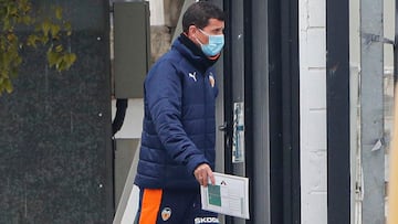 Javi Gracia, entrenador del Valencia, antes de dirigir la &uacute;ltima sesi&oacute;n previa al partido contra Osasuna. 