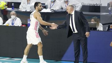 Facundo Campazzo saluda a Pablo Laso tras ser intercambiado durante su último partido de blanco, que ha enfrentado al Real Madrid y al Baxi Manresa en la Liga Endesa