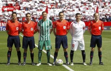 El árbitro Carlos Velasco Carballo acompañado de los asistentes Roberto Alonso Fernández y Marcos Ávarez Moreno, el cuarto árbitro Carlos López López y los capitanes Joaquín y Reyes.