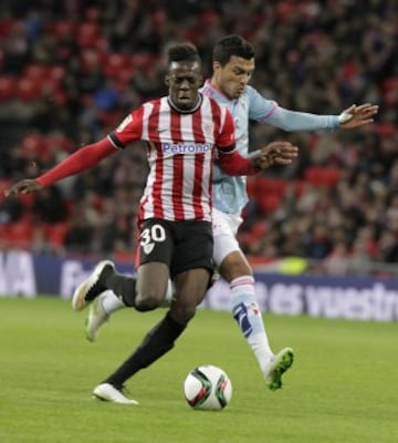 Iñaki Williams disputa el balón con Cabral.