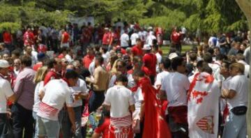 Mucha fiesta y alegría en las instalaciones de la Pradera de San Isidro donde se concentró la afición del Sevilla.