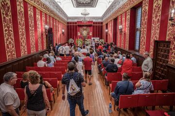 Grupos de personas esperan para visitar el féretro con los restos de Federico Martín Bahamontes en la capilla ardiente del Ayuntamiento. 