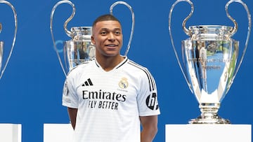 MADRID, 16/07/2024.- El francés Kylian Mbappé durante su presentación como nuevo jugador del club, este martes en el estadio Santiago Bernabéu de Madrid. Mbappé ha firmado este martes el contrato que le une al conjunto blanco para las próximas cinco temporadas. EFE/Chema Moya