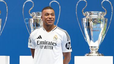 MADRID, 16/07/2024.- El francés Kylian Mbappé durante su presentación como nuevo jugador del club, este martes en el estadio Santiago Bernabéu de Madrid. Mbappé ha firmado este martes el contrato que le une al conjunto blanco para las próximas cinco temporadas. EFE/Chema Moya