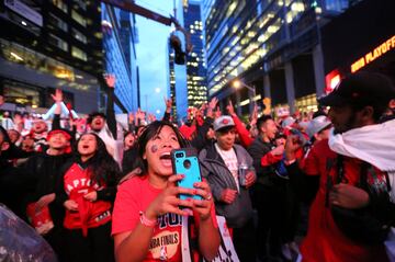 Los seguidores de Toronto Raptors salieron a las calles de la capital de la provincia de Ontario para celebrar por todo lo alto la consecución del anillo de la NBA tras derrotar en las finales a Golden State Warriors. 