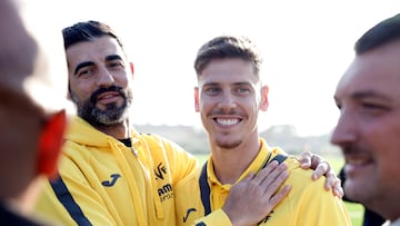 GRAFCVA5528. VALENCIA, 17/02/2025.- Los jugadores del Villarreal CF, Raúl Albiol (i) y Juan Foyth, durante el acto de inauguración del nuevo campo de fútbol de La Torre, arrasado por la DANA el pasado 29 de octubre y reconstruido gracias al programa Alcem-se Esport, impulsado por el Villarreal CF y la Fundación Trinidad Alfonso. EFE/Biel Aliño