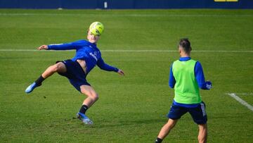 Saponjic remata a portería durante un entrenamiento con el Cádiz.