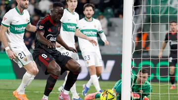 ELCHE (ALICANTE), 19/01/2026.- El delantero del Sevilla Akor Adams (2-i) marca rodeado de jugadores del Elche, durante el partido de LaLiga EA Sports que Elche CF y Sevilla FC disputan este lunes en el estadio Martínez Valero. EFE/Pablo Miranzo