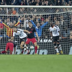 El Atlético se desangra a balón parado... y el Liverpool vuela