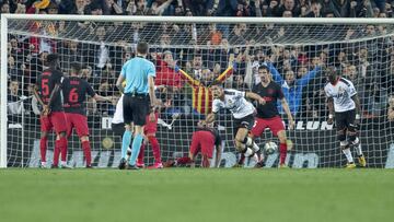 Gabriel Paulista hace el 1-1 en una jugada de c&oacute;rner en el Valencia-Atl&eacute;tico (2-2)