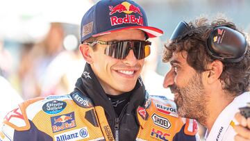 Marc Márquez junto a Santi Hernández en la parrilla.