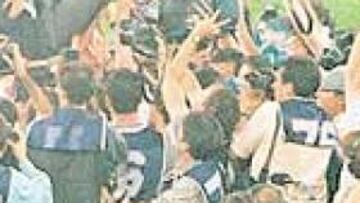 <b>MANTEO Y ADIÓS. </b>El 14 de junio de 1997, el Madrid ganaba la Liga tras vencer al Atlético en el Bernabéu. Capello fue manteado por sus jugadores. Poco después dijo "adiós".