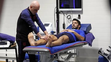 El delantero uruguayo del Barcelona, Luis Su&aacute;rez, realizando trabajos de reahabilitaci&oacute;n.