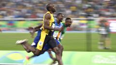 Usain Bolt cruza la l&iacute;nea de meta por delante de Justin Gatlin y Andre De Grasse en la final de los 100 metros lisos.