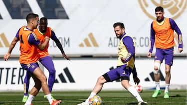 Nacho, en el centro de un rondo en el último entrenamiento.