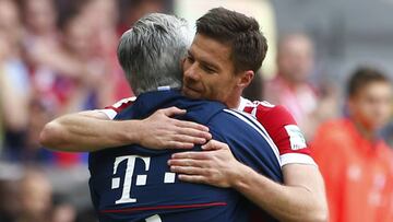 Football Soccer - Bayern Munich v SC Freiburg - Bundesliga - Allianz Arena, Munich, Germany - 20/5/17 Bayern Munich coach Carlo Ancelotti with Xabi Alonso as he is substituted Reuters / Michaela Rehle Livepic DFL RULES TO LIMIT THE ONLINE USAGE DURING MATCH TIME TO 15 PICTURES PER GAME. IMAGE SEQUENCES TO SIMULATE VIDEO IS NOT ALLOWED AT ANY TIME. FOR FURTHER QUERIES PLEASE CONTACT DFL DIRECTLY AT + 49 69 650050.