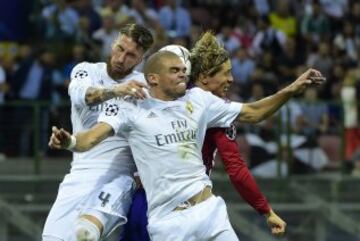 Sergio Ramos, Pepe y Torres pugnan por el bal¨®n.